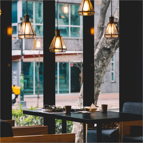 Photo décoration représentant un lieu cosy d'un bar, une table et du café servi 